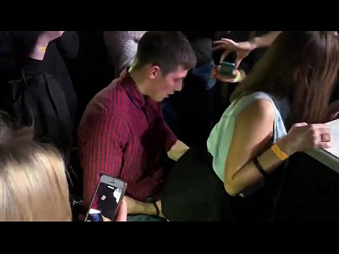 ❤️ الجنس الحقيقي في ملهى ليلي روسي. فتاة روسية تبلغ من العمر 18 عامًا تمارس الجنس في فتحة الشرج والمهبل في ملهى ليلي فينا